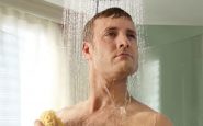 Homme sous la douche