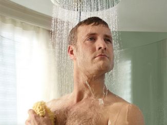 Homme sous la douche