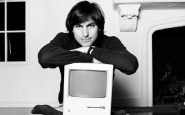 Steve Jobs devant un Mac