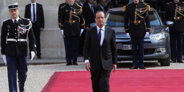 François Hollande, cravate de travers