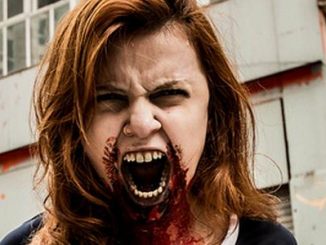 Une femme zombie lors d'une Zombie Walk