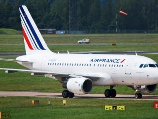 Un avion Air France sur une piste