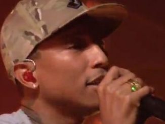 Pharrell Williams en live chante Get Lucky