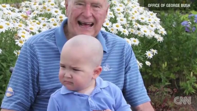 George Bush père se rase la tête en soutien à un enfant leucémique