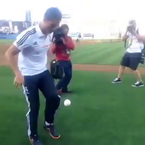 Quand Ronaldo joue au football... avec une balle de baseball