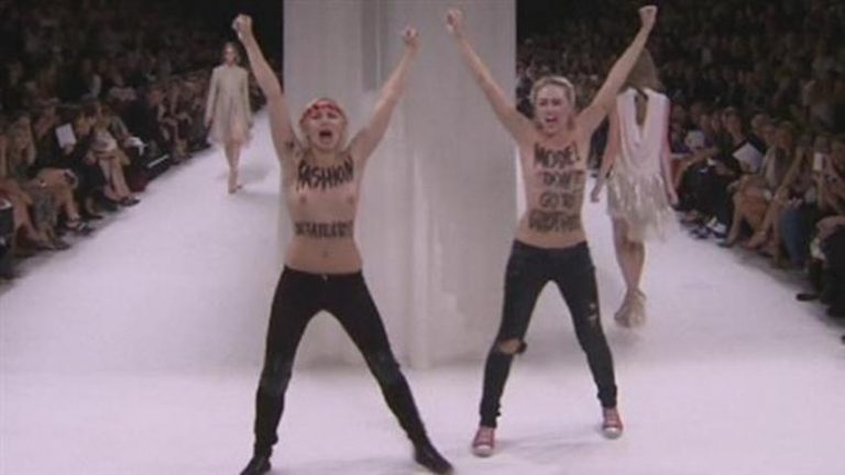 Deux Femen perturbent le défilé Nina Ricci à Paris