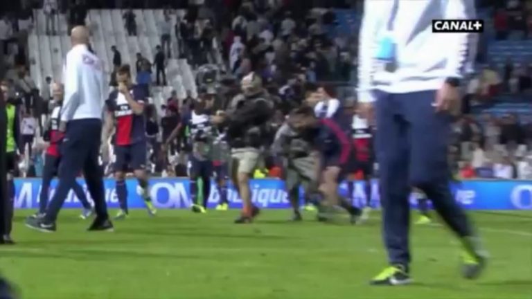Ezequiel Lavezzi donne un maillot au cameraman d’OM-PSG