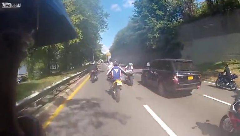 New York : des motards en colère poursuivent une voiture