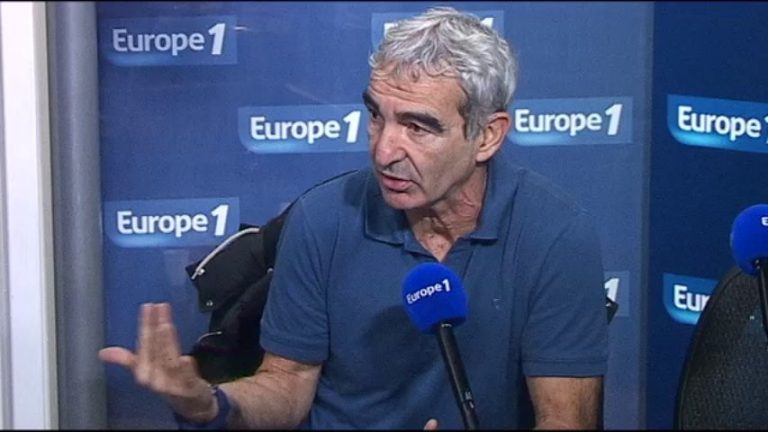 Raymond Domenech donne un conseil aux joueurs français