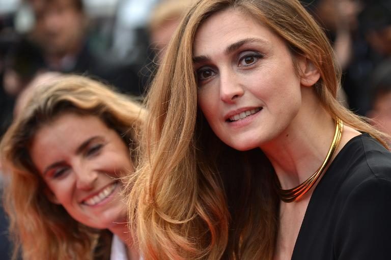 L'actrice française Julie Gayet avant la séance de projection du film "Saint-Laurent" au festival de Cannes, le 17 mai 2014 