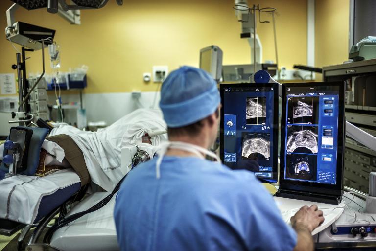 Un chirurgien, assisté d'un robot, effectue une tumorectomie de la prostate le 10 avril 2014 à Lyon en France 