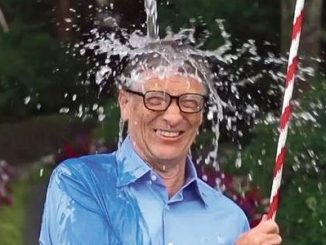 Bill Gates réalise le défi de l'Ice Bucket Challenge