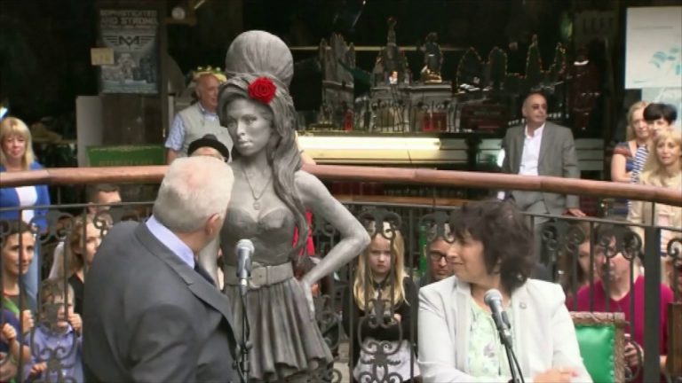 Une statue en hommage à la chanteuse Amy Winehouse à Londres