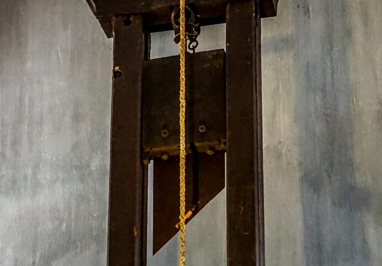guillotine-g99ac3c036_1920