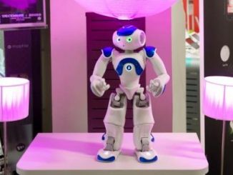 Le robot Nao chargédes relations clientèles chez Darty