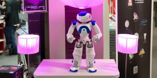 Le robot Nao chargédes relations clientèles chez Darty