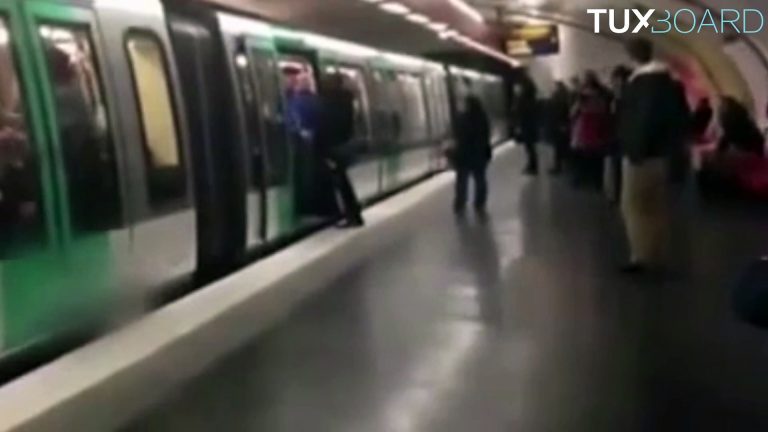 Quand des supporters de Chelsea repoussent un passager noir dans le métro parisien
