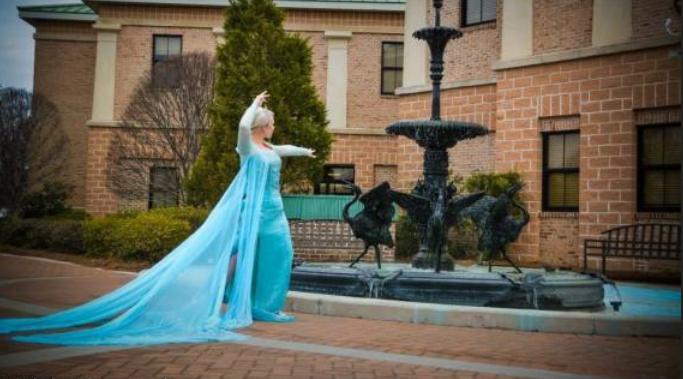 Elsa de la Reine des Neiges prises sur le fait