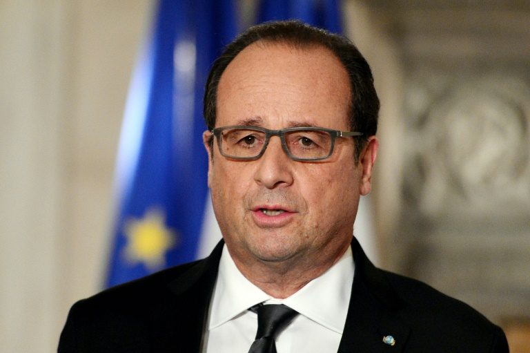 François Hollande adresse ses condoléances aux victimes de la collision du Puisseguin, le 23 octobre 2015 depuis Athènes où il est en visite