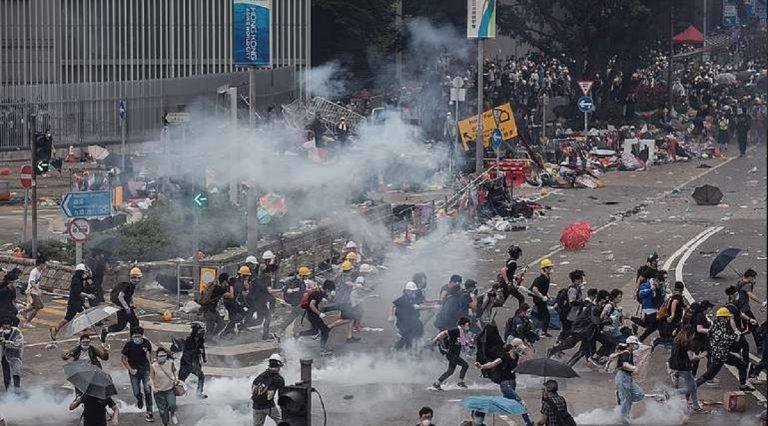 Chaos à Hong Kong: troisième jour de manifestations et d'affrontements, écoles fermées