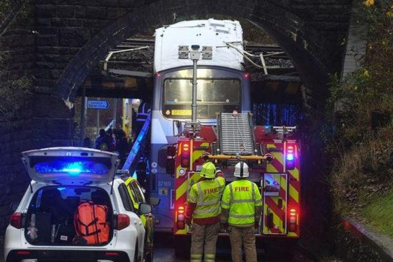 Bus coincé sous un pont au Pays de Galles