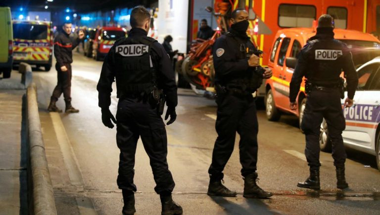 Paris, l'homme se jette contre policiers