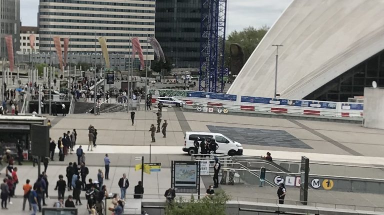 Paris homme armé Défense