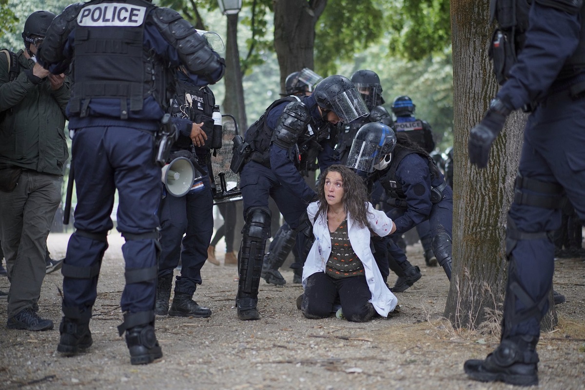 Paris, protestations du personnel médical : une infirmière arrêtée