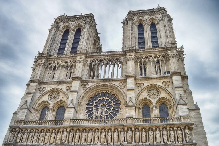 condamne pour l'homme assailant Notre Dame