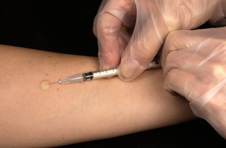 Covid-19 tests vaccins volontaires français