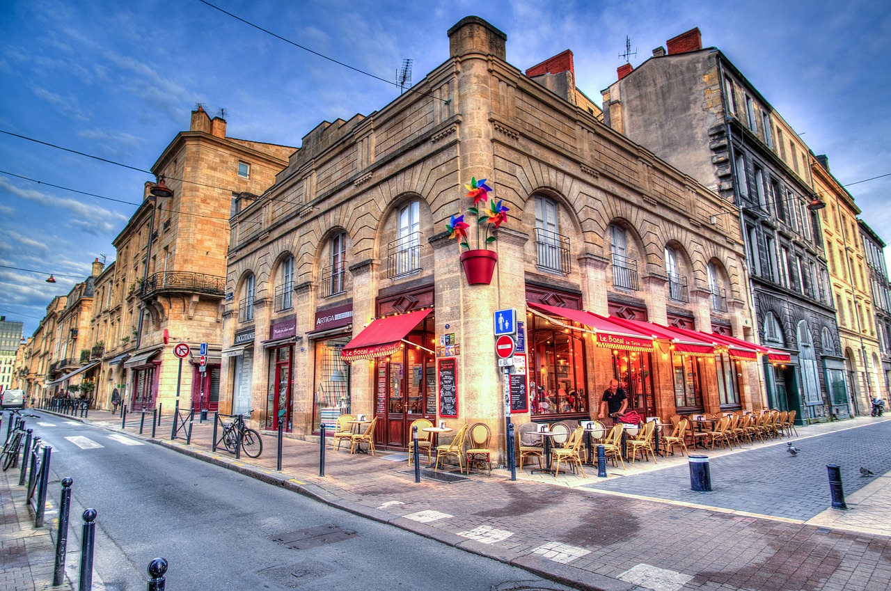 Covid-19, bars et restaurants fermés jusqu'à Pâques dans toute la France