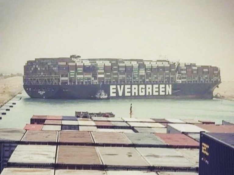 Egypte- opérations pour libérer le bateau porte-conteneurs bloqué dans le Canal de Suez