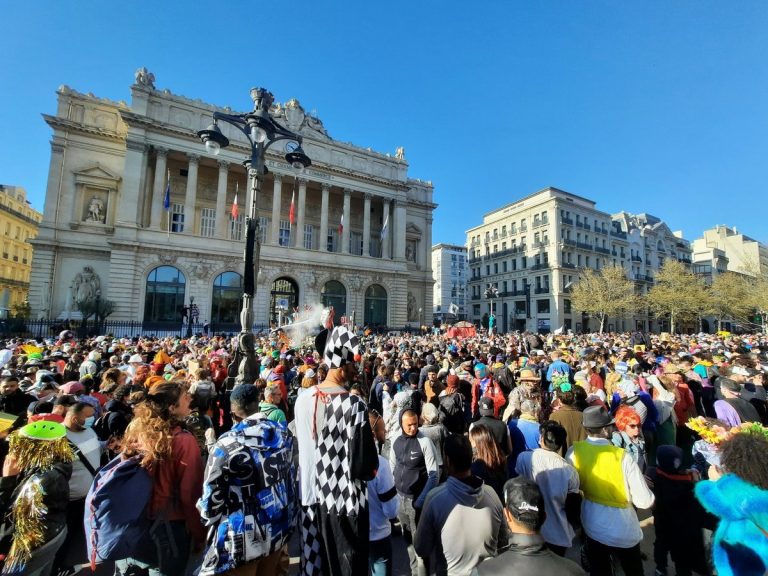 Marseille, rassemblement pour le carnaval- un danger pour la santé