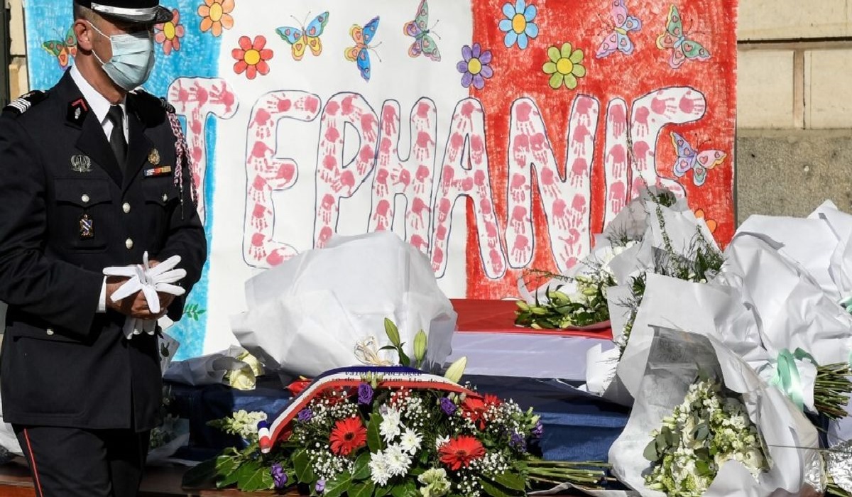 Une cérémonie d'hommage national pour la policière tuée à Rambouillet