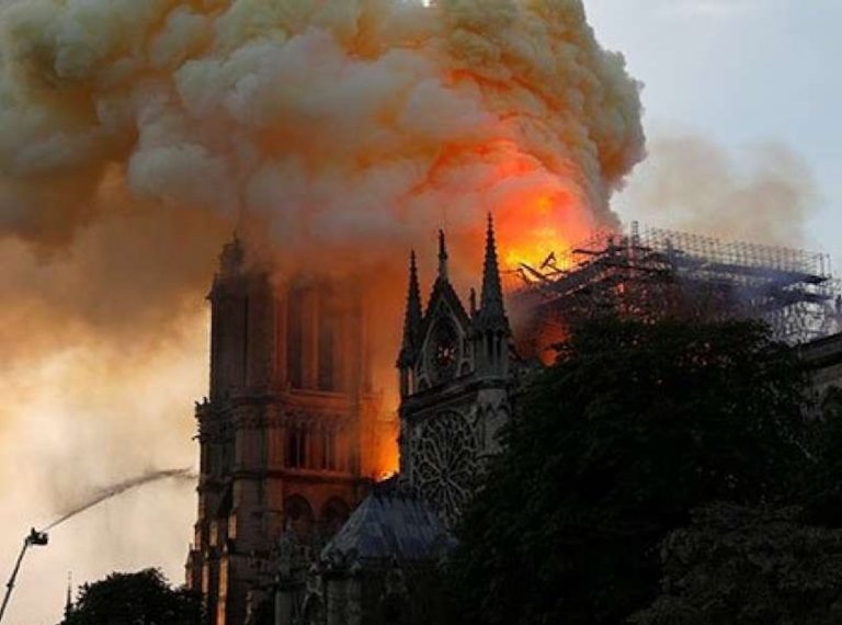 Notre-Dame- parvis fermée pour pollution