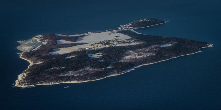 La plus belle prison du monde ; une île où les prisonniers ne vivent pas derrière les barreaux