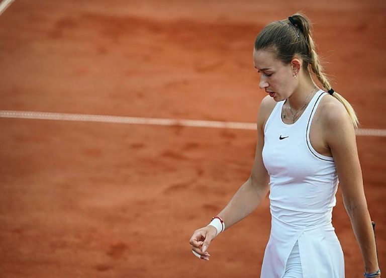 Incroyable à Roland Garros : la joueuse de tennis russe Sizikova arrêtée