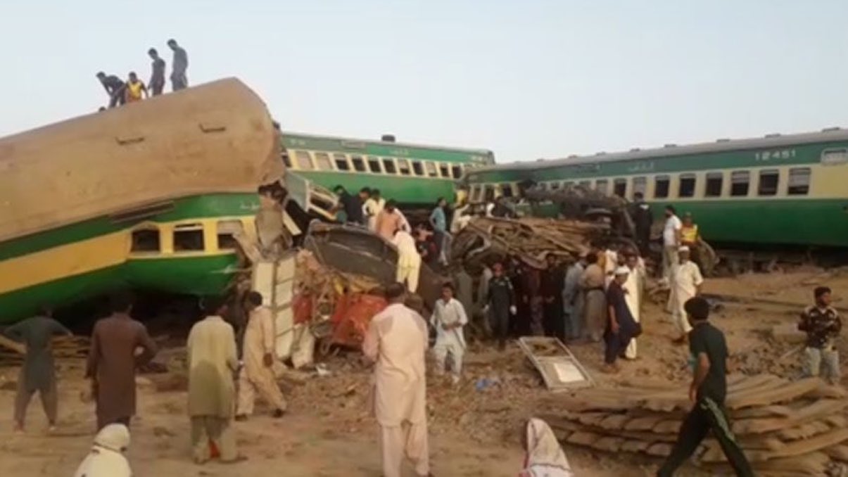 Accident de train au Pakistan, au moins 30 morts : des blessés coincés dans les wagons