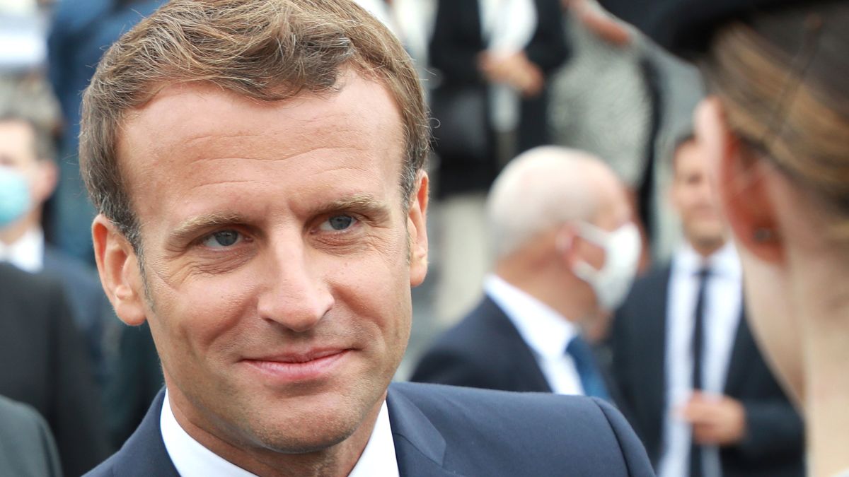 Emmanuel Macron giflé lors d'un déplacement dans la drome, deux personnes interpellées 