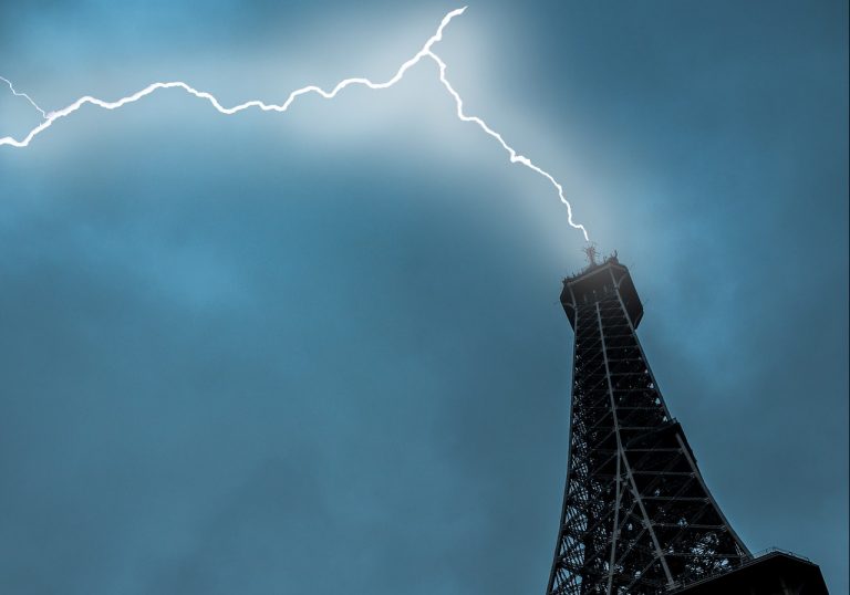 Orages sur Paris : la tour Eiffel foudroyée, des rues inondées