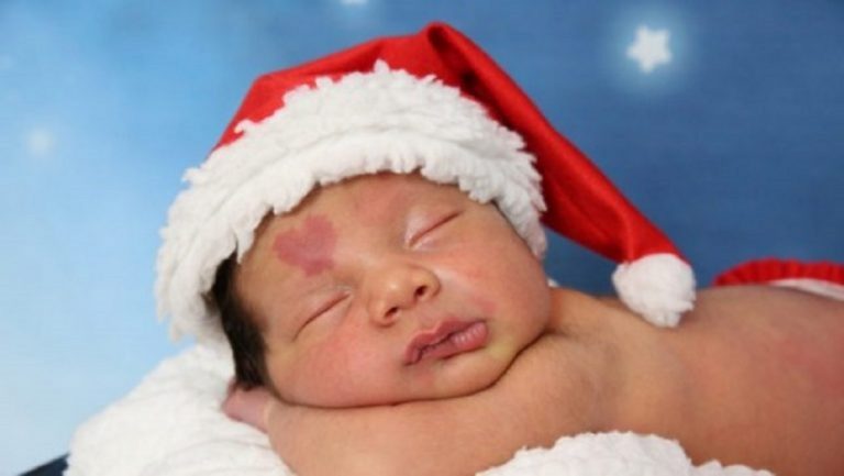 Un bébé avec une tache de naissance en forme de cœur sur le visage