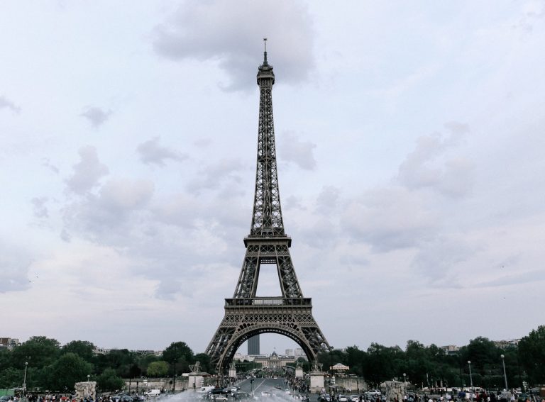 La Tour Eiffel rouvre au public après huit mois de fermeture pour cause de pandémie