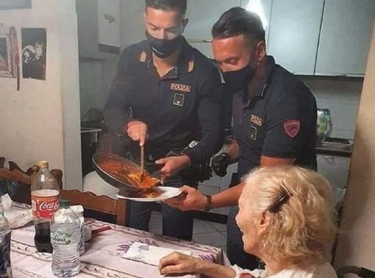 "Je suis seule, j'ai faim" : une retraitée a demandé de l'aide et deux policiers lui ont préparé le dîner