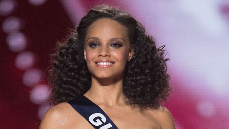 Photo l'ancienne Miss France Alicia Aylies qui dévoile sa poitrine sous un body en dentelle