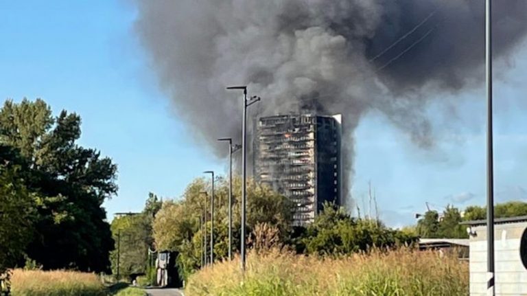 Milan, un immeuble dévoré par les flammes