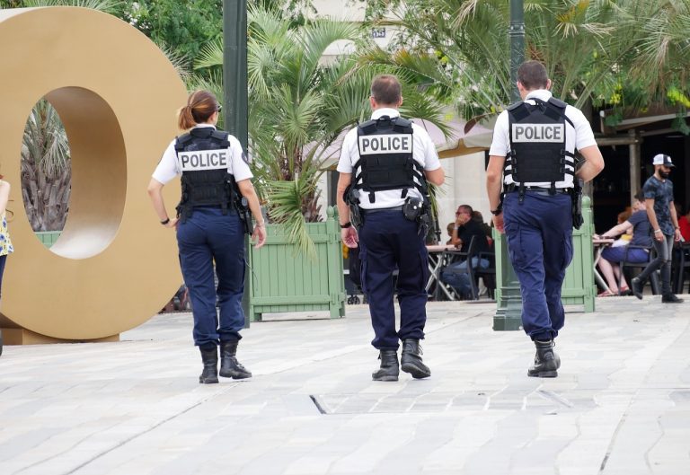 Gérald Darmanin n'exclut pas la possibilité de rendre obligatoire la vaccination pour les policiers