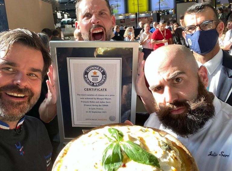 Une pizza aux 834 fromages, préparée à Lyon, bat un record du monde