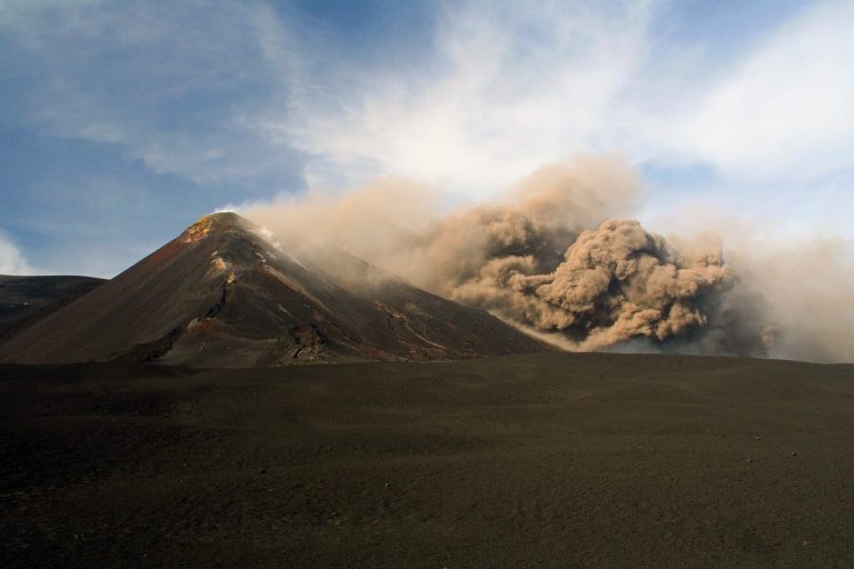 Le volcan italien Etna entre à nouveau en éruption