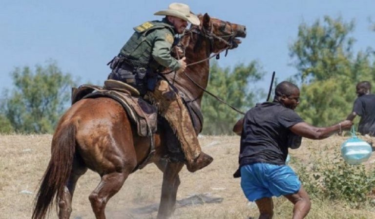 La police américaine fouette les migrants à la frontière mexicaine