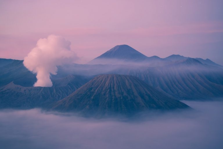 Le volcan Kilauea d'Hawaï entre en éruption à plein régime